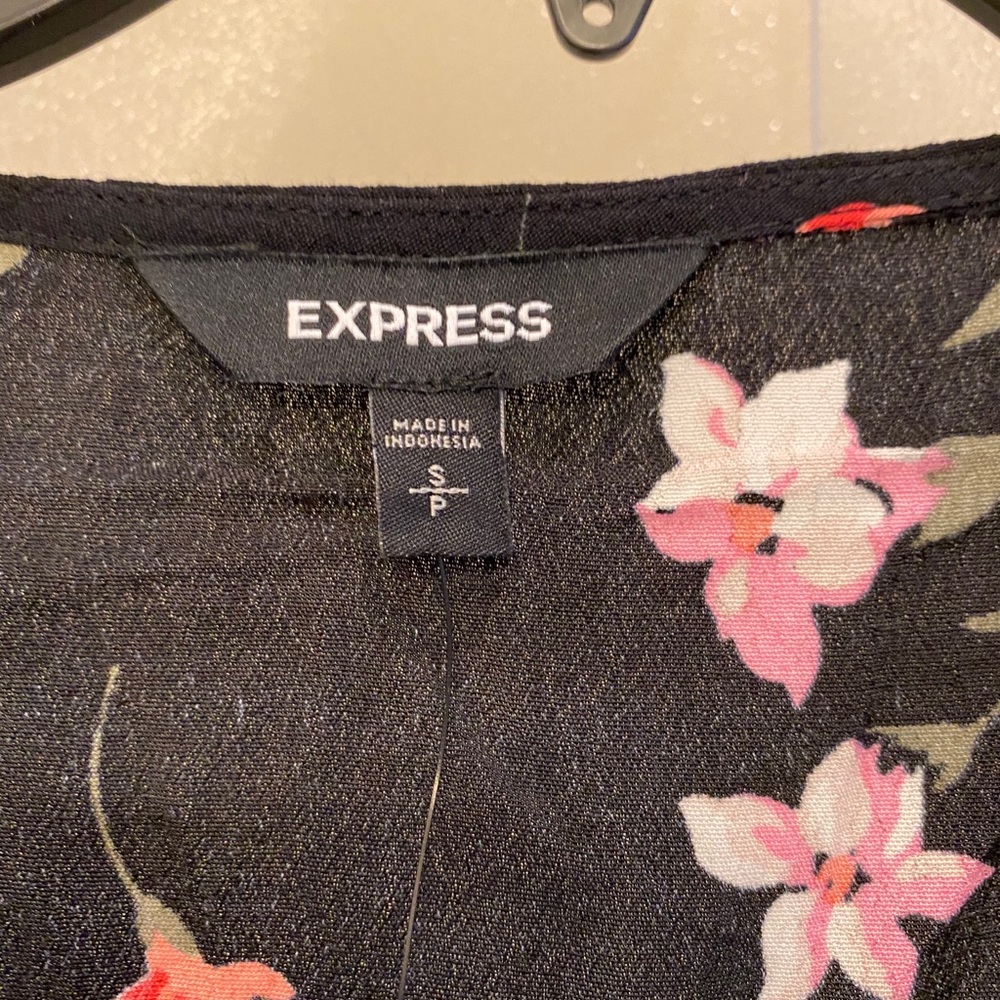 Express cropped wrap top - Picture 3 of 6